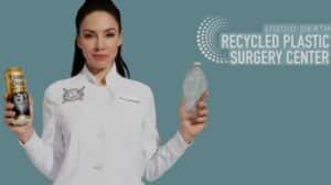 Liquid Death의 ‘Death to Plastic’ 캠페인을 상징하는 이미지. 의사가 플라스틱 병과 Liquid Death 캔을 비교하며 브랜드의 반(反)플라스틱 메시지를 전달하는 장면.