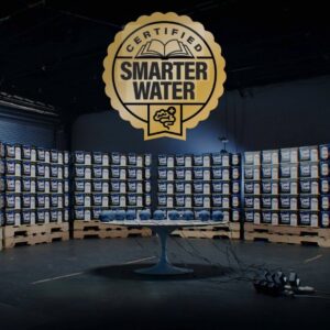 Liquid Death의 ‘Smarter Water’ 패러디 광고 이미지. 브랜드 특유의 유머와 풍자적 메시지를 활용해 기존 생수 브랜드의 진부함을 비트는 장면.