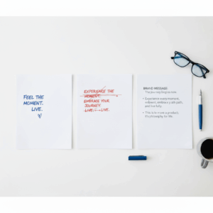 짧은 카피 문장이 브랜드 메시지로 확장되는 과정을 시각화한 이미지