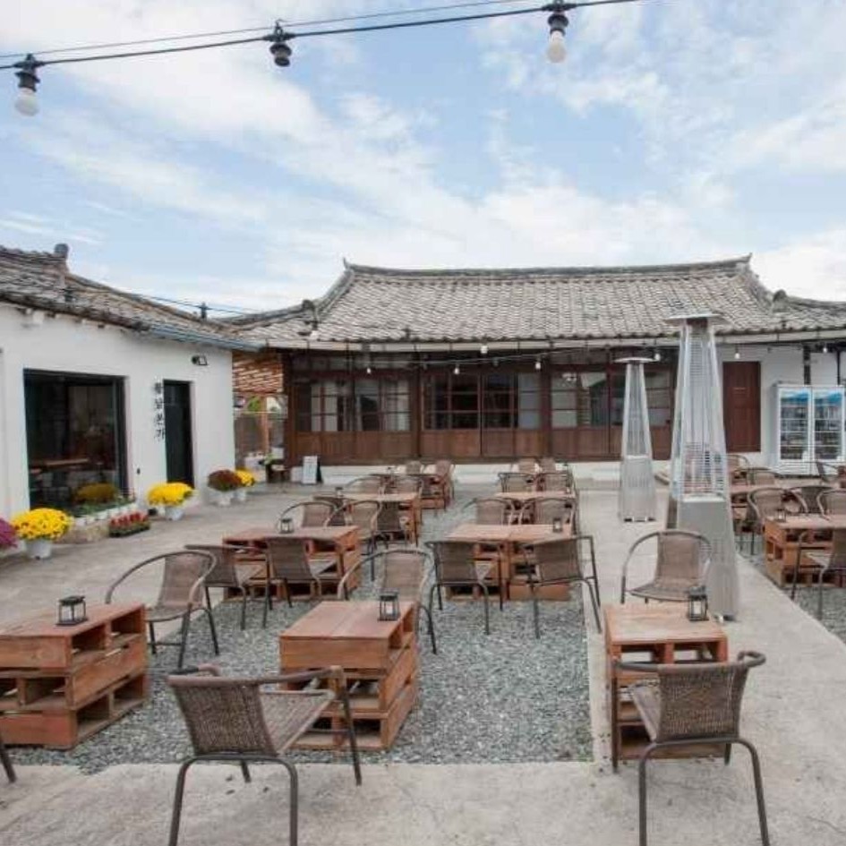 APEC 2025 경주 개최 도시의 핫플레이스 황리단길의 한옥 거리 풍경